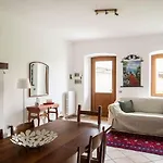 Leoni - Charming Full In Holiday home